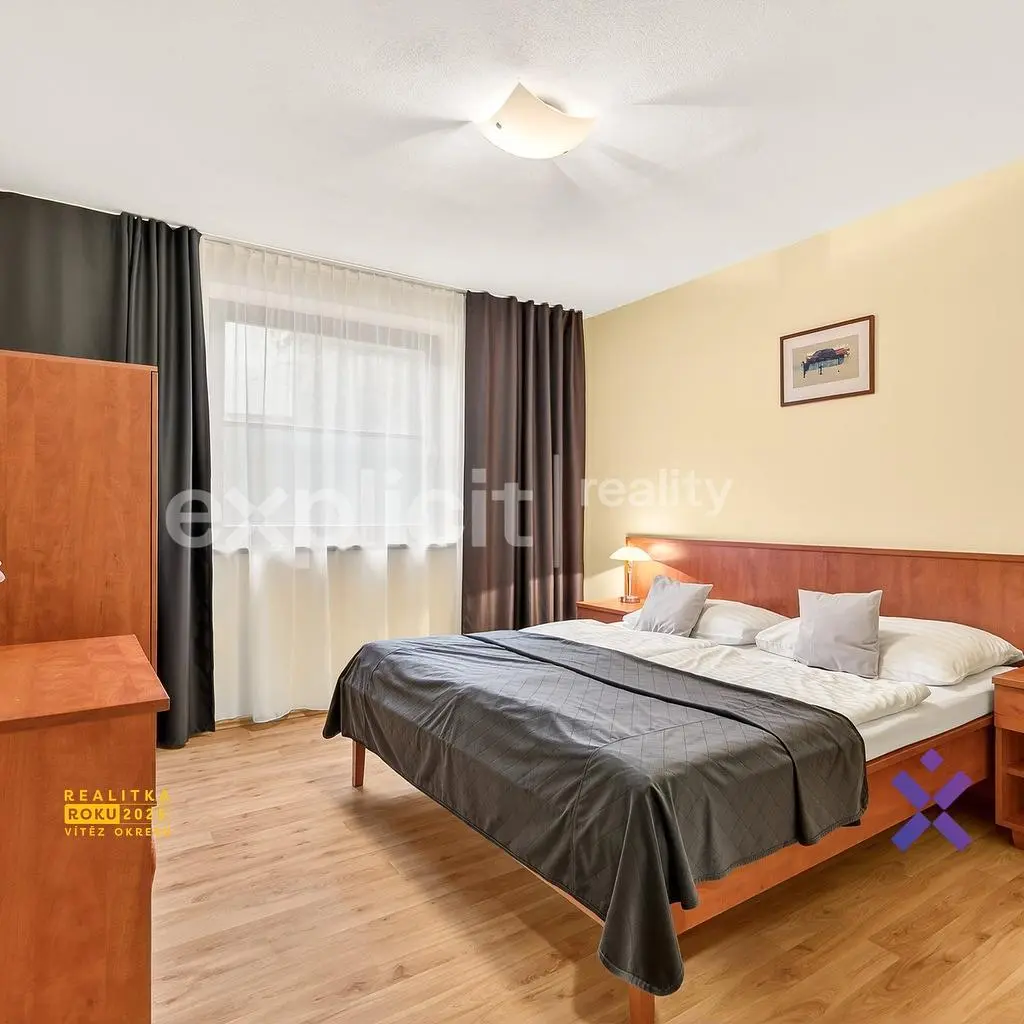 Schlafzimmer; holzboden, tageslicht