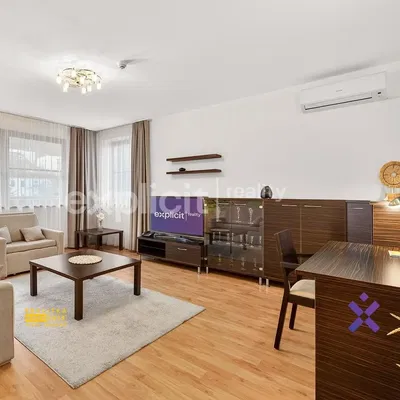 Wohnzimmer; tageslicht, moderner stil, holzboden