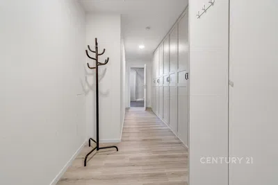 Garderobe; holzboden, renoviert