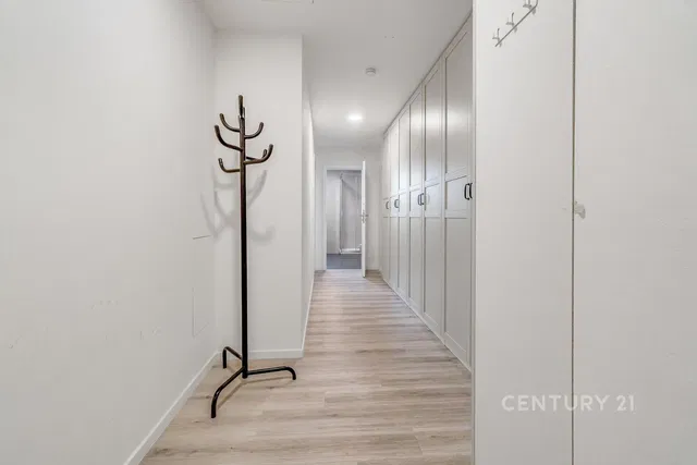 Vestiyer; ahşap zemin, tadilatlı