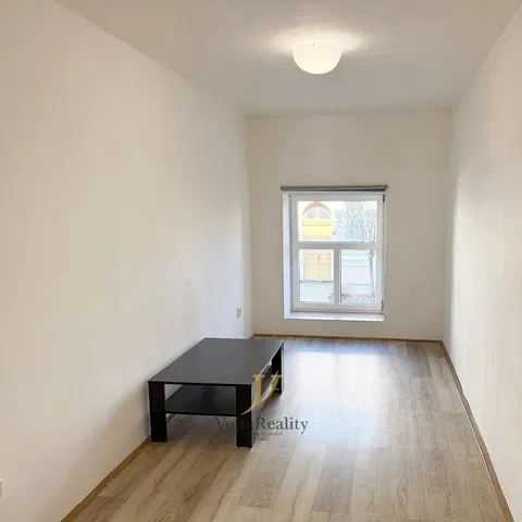 Woonkamer; houten vloer, natuurlijk licht, uitzicht