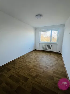 Camera da letto; pavimento in legno, luce naturale, ristrutturato