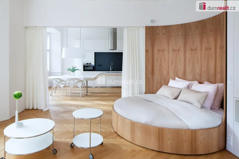 Schlafzimmer; holzboden, tageslicht, moderner stil
