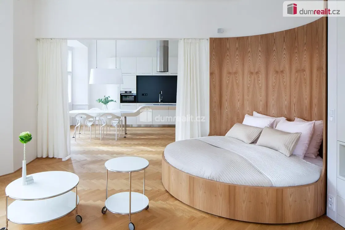 Schlafzimmer; holzboden, tageslicht, moderner stil