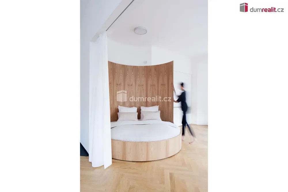 Schlafzimmer; holzboden, tageslicht, moderner stil