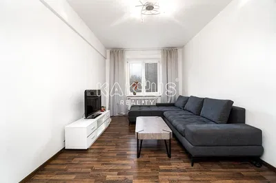 Oturma odası; doğal ışık, modern stil, ahşap zemin