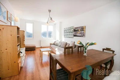 Obývací pokoj; výhled, dřevěná podlaha, přirozené světlo, moderní styl