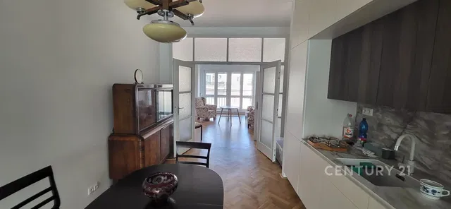 Cocina; suelo de madera, luz natural