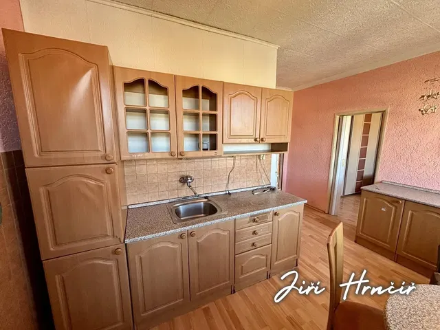Cucina; pavimento in legno, pavimento in piastrelle, ristrutturato