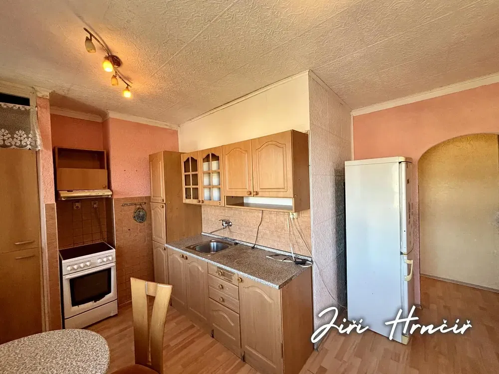 Cucina; elettrodomestici, pavimento in piastrelle