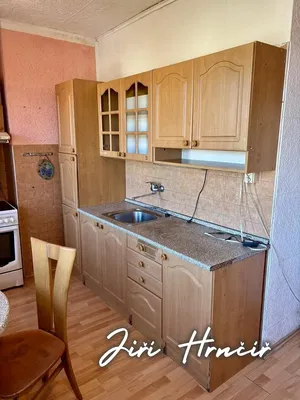 Cucina; elettrodomestici, pavimento in piastrelle
