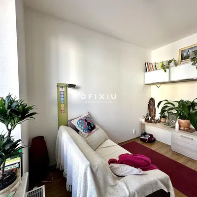 Ložnice; přirozené světlo, moderní styl