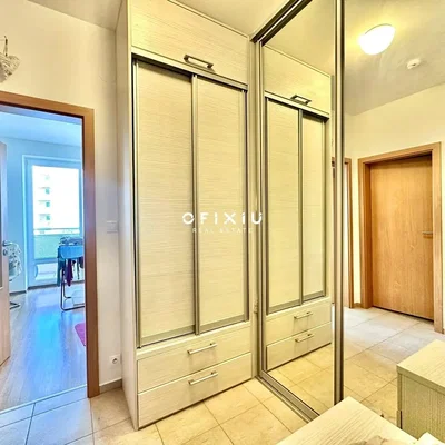 Ložnice; dřevěná podlaha, dlažba, přirozené světlo, moderní styl