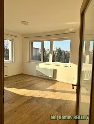 Spálňa; výhľad, drevená podlaha, prirodzené svetlo