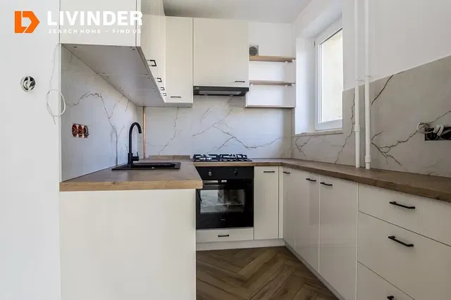 Kuchyně; kuchyňské spotřebiče, přirozené světlo, moderní styl