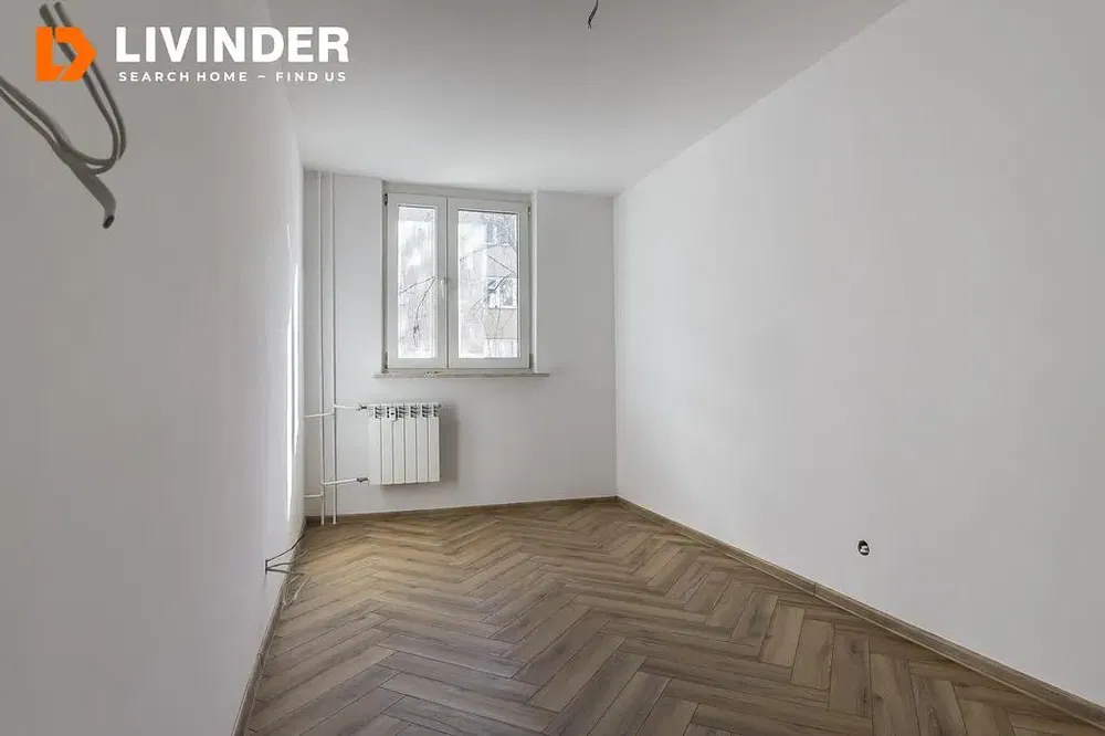 Yatak odası; ahşap zemin, doğal ışık