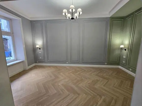 Obývací pokoj; dřevěná podlaha, přirozené světlo, moderní styl