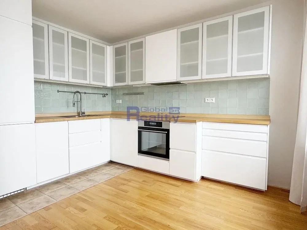 Cuisine; électroménager, carrelage, parquet, rénové, lumière naturelle