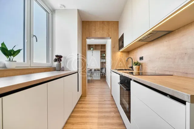 Kuhinja; kućanski aparati, prirodna svjetlost, moderan stil, drveni pod