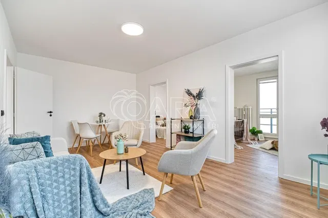 Dnevni boravak; prirodna svjetlost, moderan stil, drveni pod
