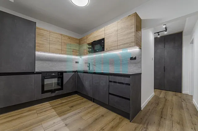Keuken; keukenapparatuur, gerenoveerd, houten vloer, natuurlijk licht