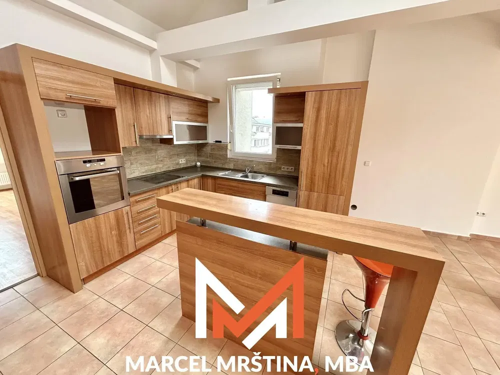 Cucina; elettrodomestici, pavimento in piastrelle, ristrutturato, luce naturale, stile moderno