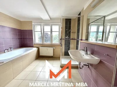 Bagno; pavimento in piastrelle, vista, luce naturale