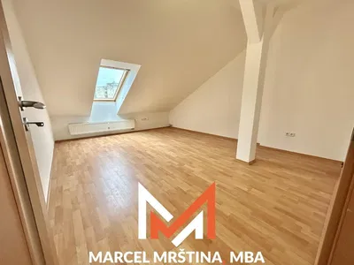 Camera dei bambini; pavimento in legno, luce naturale, vista