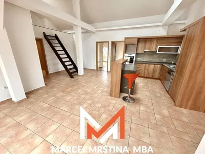 Cucina; pavimento in piastrelle, elettrodomestici
