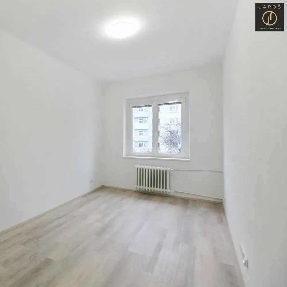 Yatak odası; manzara, doğal ışık, fayans zemin, tadilatlı