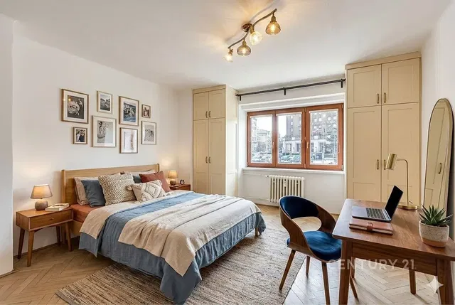 Dormitorio; suelo de madera, luz natural, estilo moderno