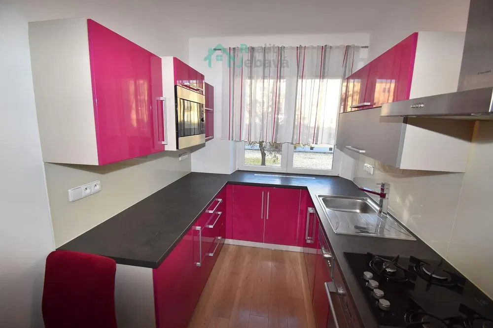 Cucina; elettrodomestici, luce naturale, stile moderno