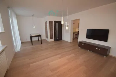 Soggiorno; pavimento in legno, luce naturale, stile moderno