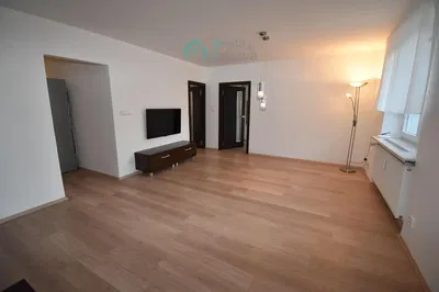 Soggiorno; pavimento in legno, luce naturale, stile moderno, ristrutturato