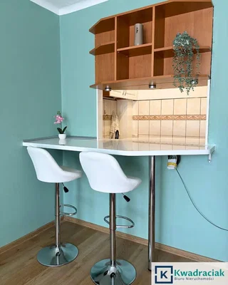 Kuhinja; drveni pod, pločice, prirodno svjetlo, moderni stil