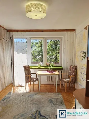 Cuisine; vue, lumière naturelle, style rustique, parquet