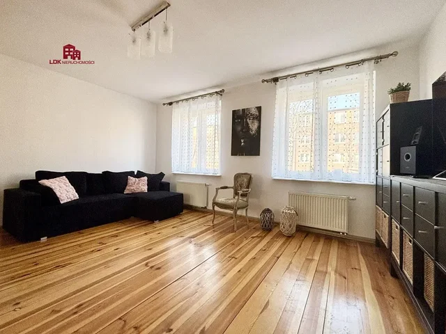 Salon; parquet, lumière naturelle, style moderne