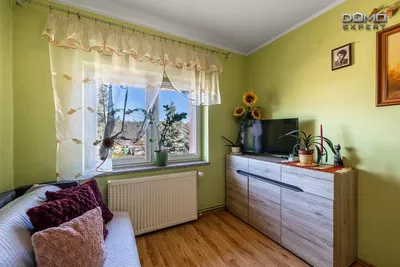 Obývací pokoj; přirozené světlo, dřevěná podlaha, moderní styl