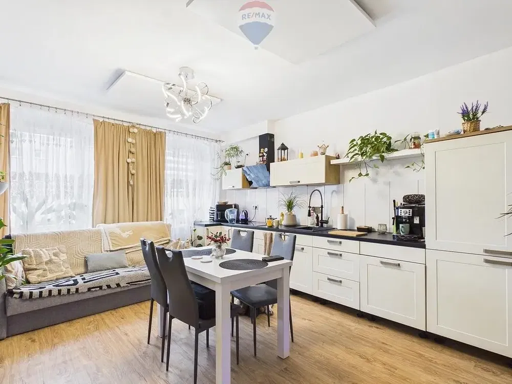 Cuisine; parquet, lumière naturelle, style moderne