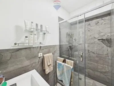 Salle de bain; carrelage, rénové, lumière naturelle, style moderne