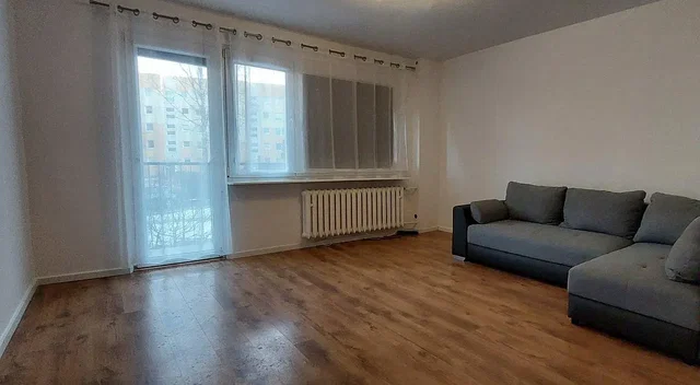 Obývací pokoj; přirozené světlo, dřevěná podlaha