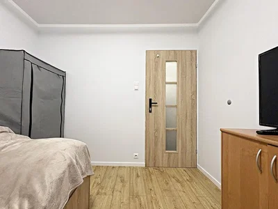 Spavaća soba; drveni pod, prirodno svjetlo