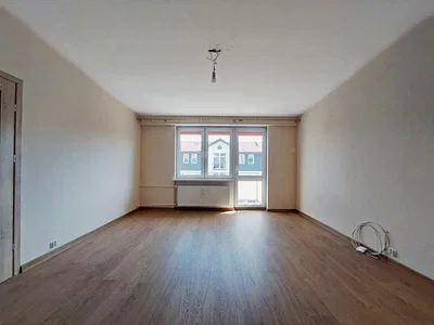 Ložnice; dřevěná podlaha, přirozené světlo, nutná rekonstrukce