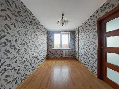 Ložnice; dřevěná podlaha, přirozené světlo