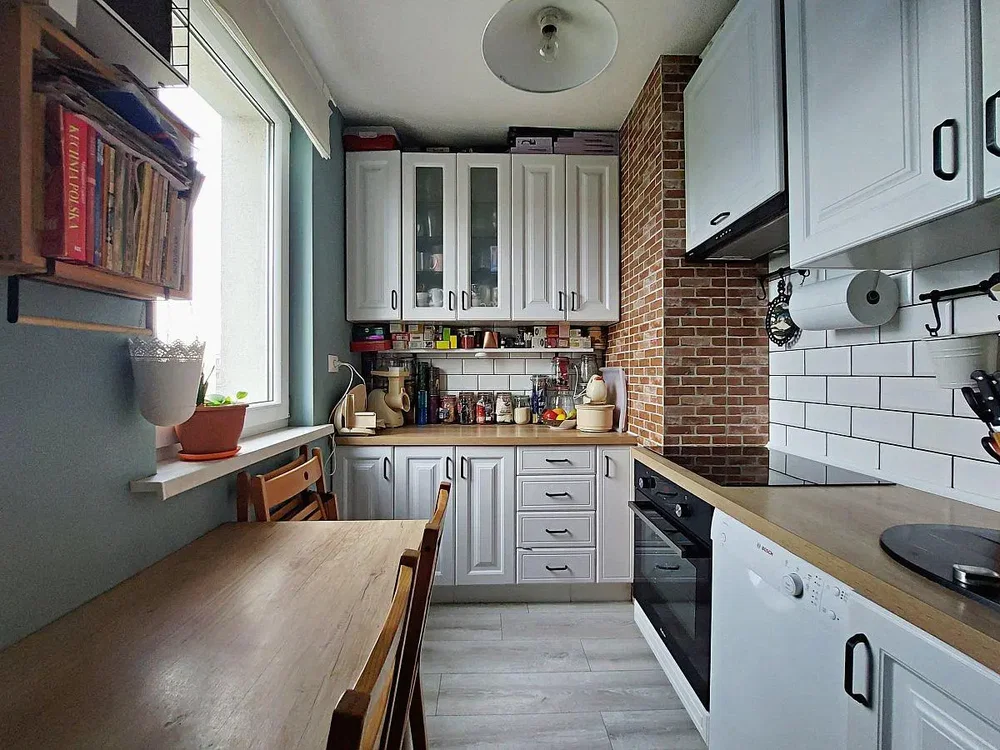 Cuisine; électroménager, carrelage, lumière naturelle, style moderne