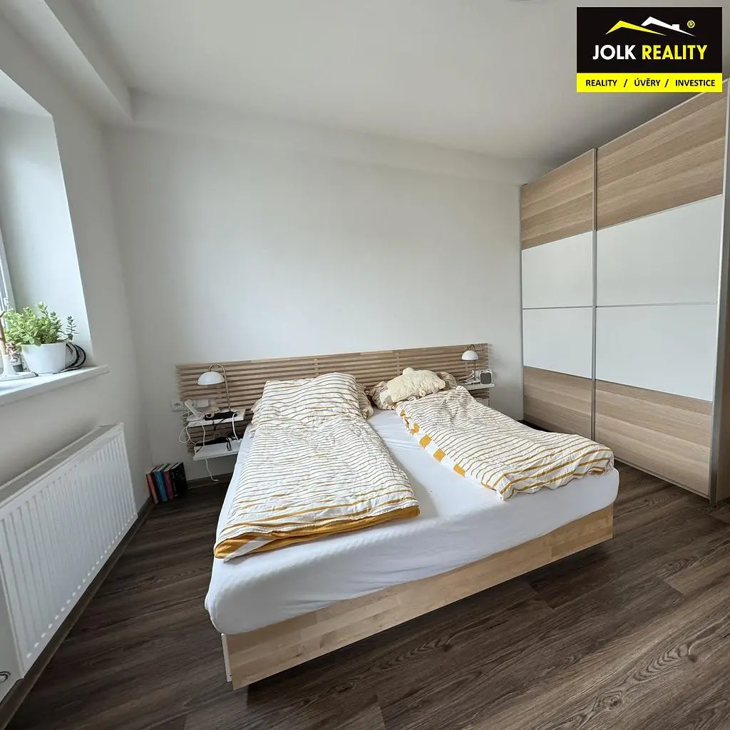 Schlafzimmer; holzboden, tageslicht