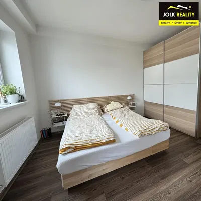 Schlafzimmer; holzboden, tageslicht