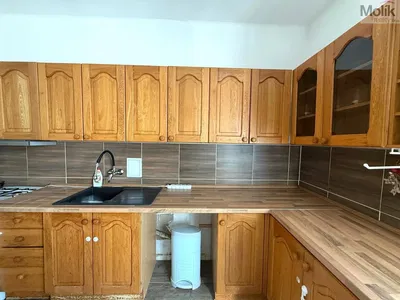 Cucina; elettrodomestici, pavimento in piastrelle