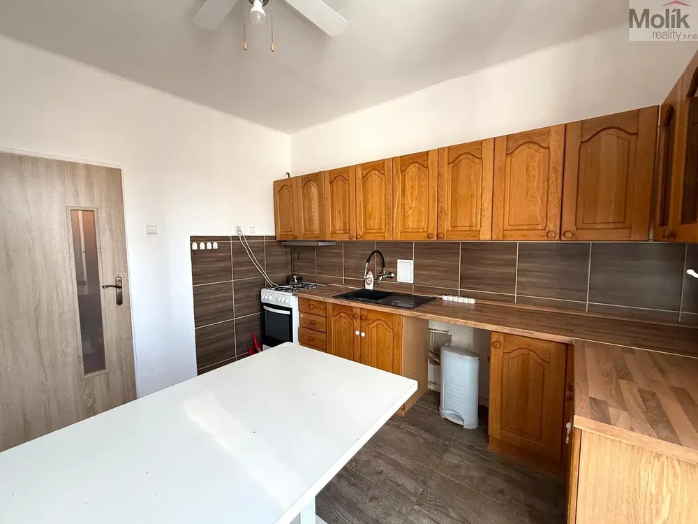 Cucina; elettrodomestici, pavimento in piastrelle