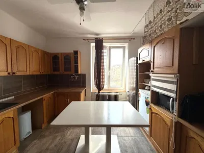 Cucina; elettrodomestici, pavimento in piastrelle